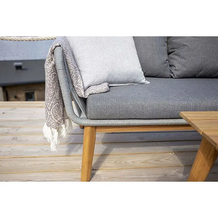 Ebuy24 Loungemöbel-Set Chania - 2 -tlg., Polyester Seil Akazie, Grau - Outdoor-Sofa mit grauen Kissen, hellgrauem Seilgeflechtrahmen und Holzbeinen, mit einem gemusterten Überwurf.