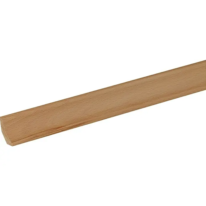 Sockelleiste - 240 cm x 16 mm x 30 mm, Buche gedämpft, Lackiert - Ein braunes Holzstück, möglicherweise eine Sockelleiste, ist im Bild zu sehen. Es liegt diagonal vor einem weißen Hintergrund.