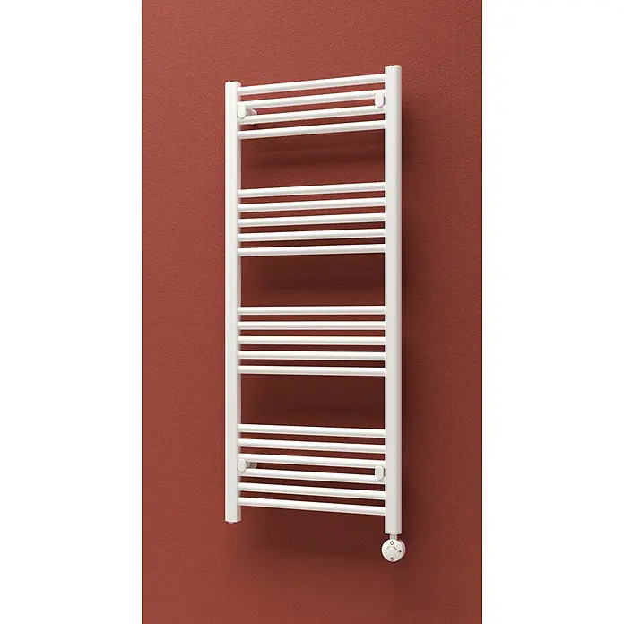 Admiral Florence Elektro-Badheizkörper - B x H: 1.270 x 500 mm, Nennleistung: 400 W, Weiß - Weißer wandmontierter Handtuchheizkörper an einer texturierten roten Wand, unten mit Thermostatregler.