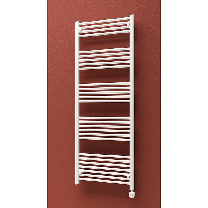 Admiral Florence Elektro-Badheizkörper - B x H: 1.670 x 600 mm, Nennleistung: 700 W, Weiß - Weißer Handtuchwärmer im Leiterdesign mit Querstreben und Drehregler, an einer texturierten rotbraunen Wand.