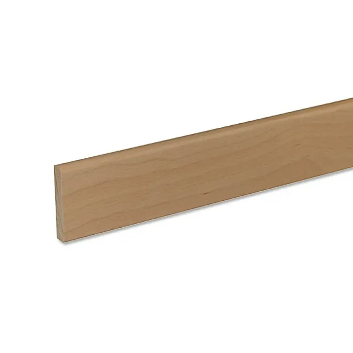 Sockelleiste - 240 cm x 9 mm x 60 mm, Buche, Lackiert - Das Bild zeigt eine Leiste aus hellem Holz. Die Leiste ist rechteckig und hat eine glatte Oberfläche, ideal für Bodenbeläge oder Wandabschlüsse.
