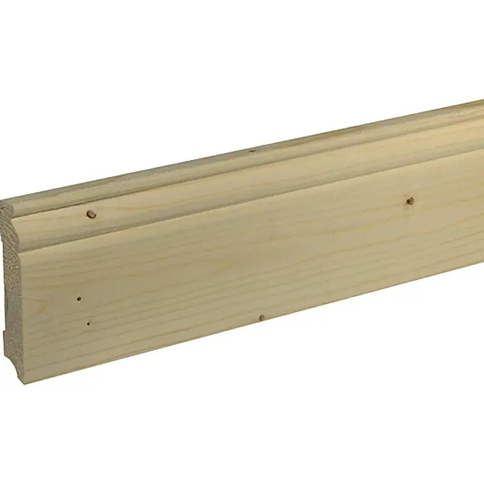 Sockelleiste SF727 - 240 x 1,8 x 9,5 cm, Fichte/Kiefer astig - Detailaufnahme einer hellen, unbehandelten Sockelleiste aus Holz, ideal für Innenausbau und Renovierungsprojekte.