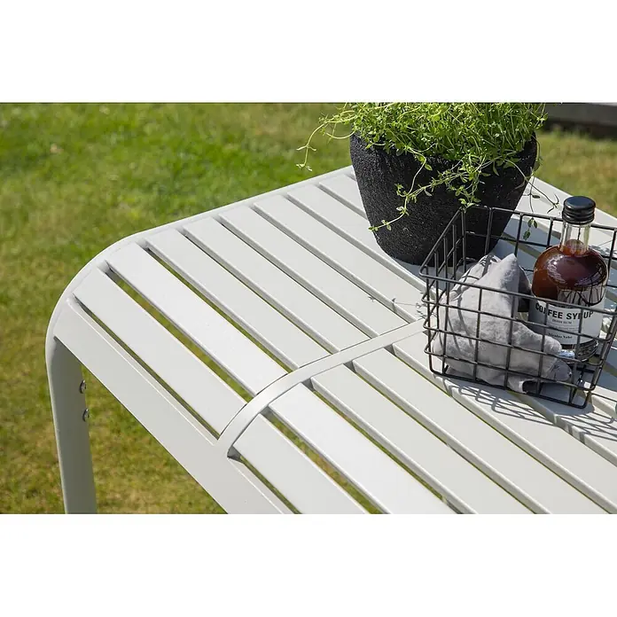 Ebuy24 Garten-Beistelltisch Borneo - L x B x H: 70 x 70 x 75 cm, Aluminum, Stapelbar, Beige - Hellesgrauer Lamellen-Outdoor-Tisch mit Blumentopf, Metallkorb und Kaffeesirupflasche.