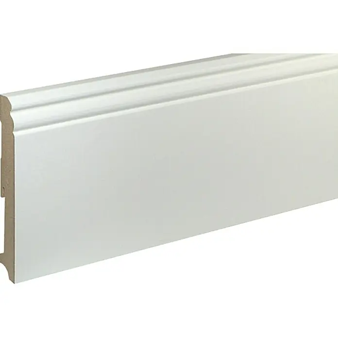 Sockelleiste FU140L - 240 cm x 19 mm x 140 mm, MDF - Nahaufnahme einer weißen Sockelleiste mit profilierter Oberkante, ideal für die stilvolle Gestaltung von Innenräumen.