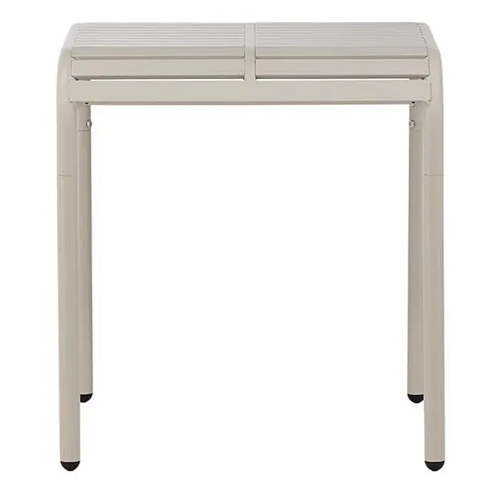 Ebuy24 Garten-Beistelltisch Borneo - L x B x H: 70 x 70 x 75 cm, Aluminum, Stapelbar, Beige - Helles beiges rechteckiges Lamellentisch mit abgerundeten Ecken und vier Beinen mit schwarzen Füßen.