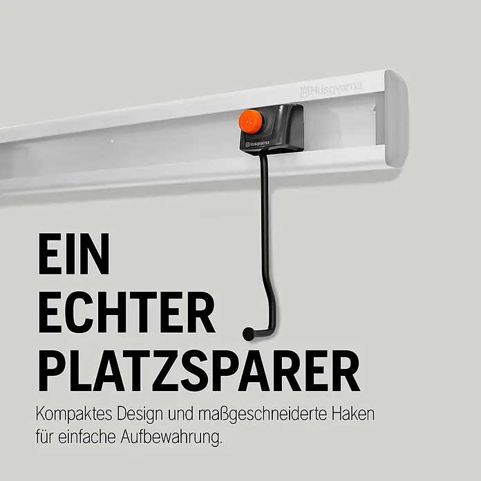 Husqvarna Akku-Laubbläser Aspire B8X-P4A - 1 Akku, Blasgeschwindigkeit: 144 km/h, Blasleistung: 10 m³/min - Weiße Wandaufbewahrungsschiene mit schwarzer und oranger Hakenbefestigung, für kompakte Organisation.