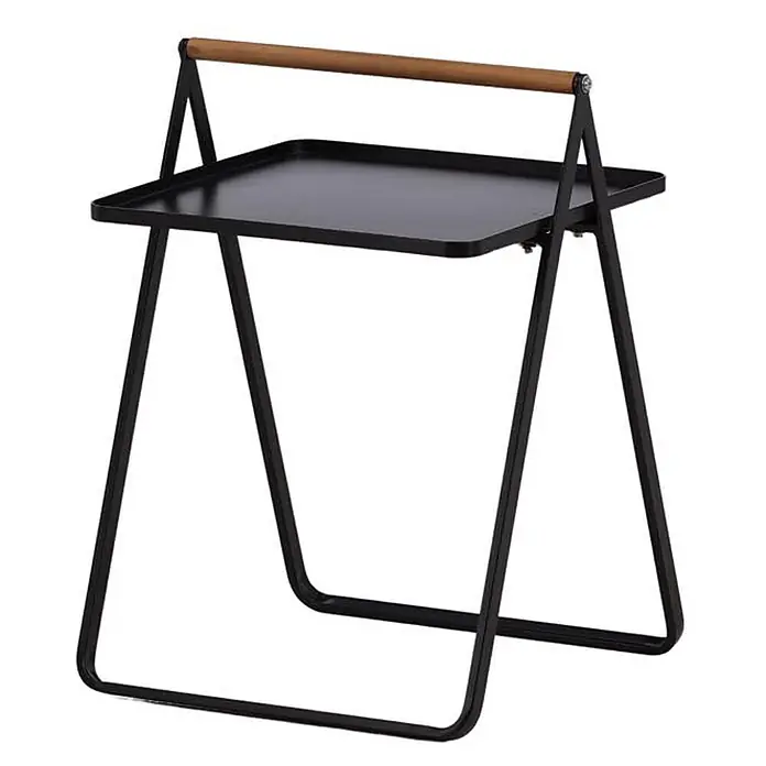 Ebuy24 Garten-Beistelltisch Clarin - L x B x H: 45 x 45 x 59 cm, Stahl, Teak, Stapelbar, Sonstige, Schwarz - Schwarzer Metall-Beistelltisch mit quadratischer Tablettplatte und Holzgriff, tragbar.
