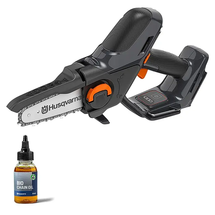 Husqvarna Akku-Kettensäge Aspire P5-P4A - 18 V, Li-Ionen, Ohne Akku, Schwertlänge: 12 cm - Dunkelgraue und orange Husqvarna Mini-Kettensäge mit Bio-Kettenölflasche.
