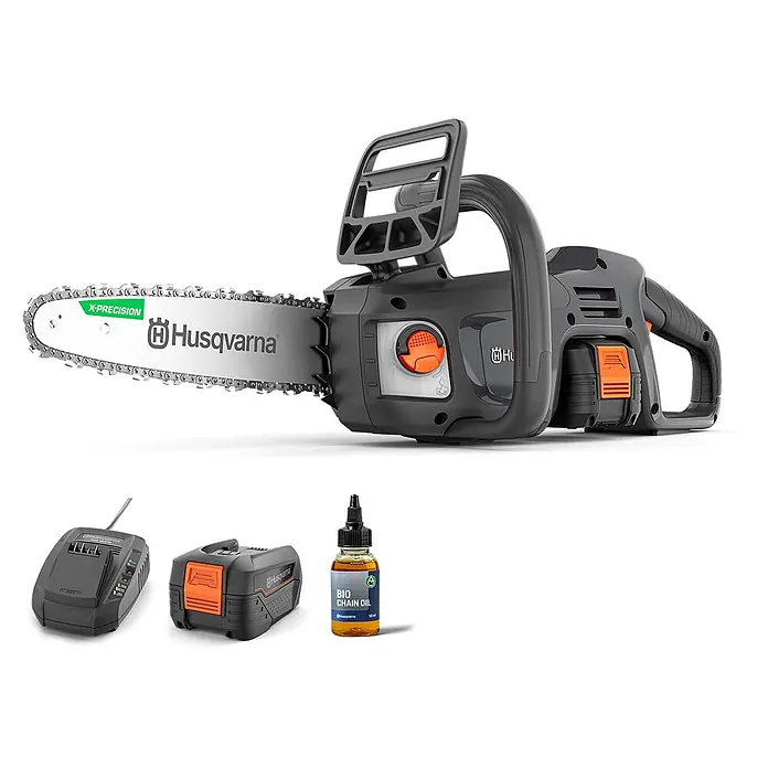 Husqvarna Akku-Kettensäge Aspire C15X-P4A - 18 V, 4 Ah, Li-Ionen, 1 Akku, Schwertlänge: 25 cm - Husqvarna Akku-Kettensägen-Set: dunkelgraue Säge mit orangefarbenen Akzenten, Ladegerät, Akku und Bio-Kettenölflasche.