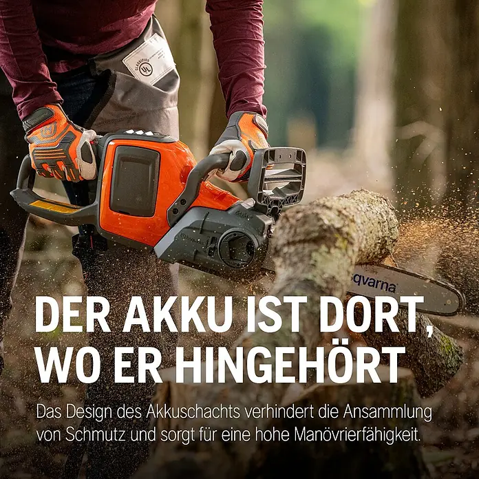 Husqvarna Akku-Kettensäge 225i - 36 V, Li-Ionen, Ohne Akku, Schwertlänge: 35 cm - Person bedient eine orange-schwarze Husqvarna Kettensäge, um einen Baumstamm zu schneiden, wobei Sägespäne fliegen.