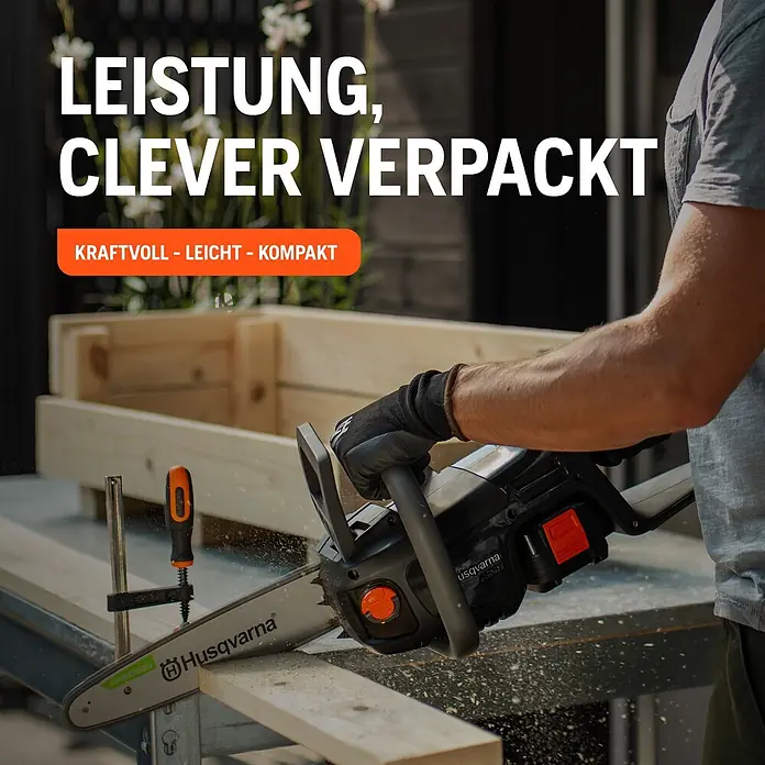 Husqvarna Akku-Kettensäge Aspire C15X-P4A - 18 V, 4 Ah, Li-Ionen, 1 Akku, Schwertlänge: 25 cm - Person nutzt schwarze Husqvarna Kettensäge zum Holzschneiden, betont kraftvolles, leichtes, kompaktes Design.