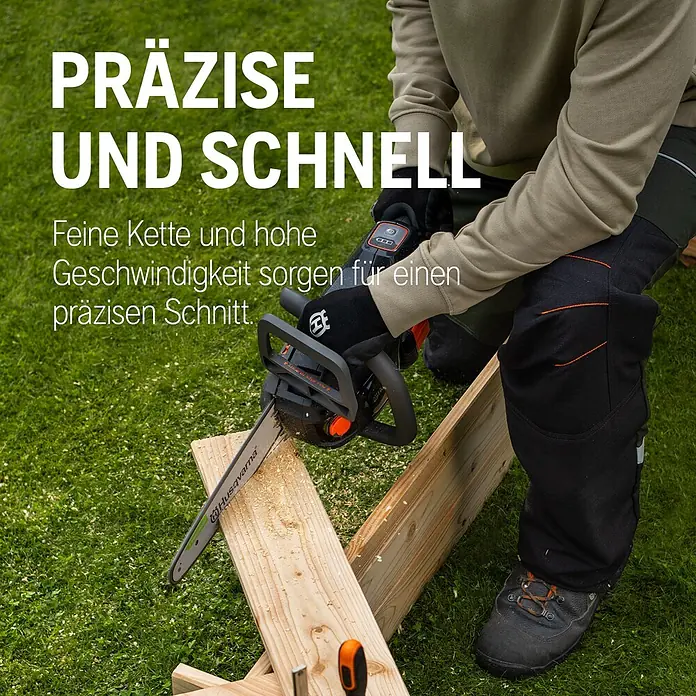 Husqvarna Akku-Kettensäge Aspire C15X-P4A - 18 V, 4 Ah, Li-Ionen, 1 Akku, Schwertlänge: 25 cm - Eine Person sägt mit einer schwarzen und orangefarbenen Husqvarna Kettensäge präzise helle Holzbretter.