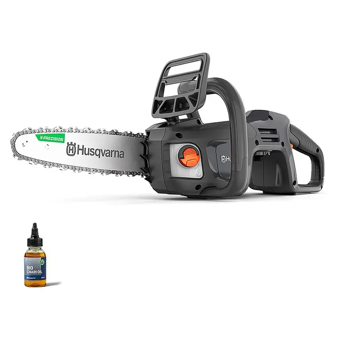 Husqvarna Akku-Kettensäge Aspire C15X-P4A - 18 V, Li-Ionen, Ohne Akku, Schwertlänge: 25 cm - Dunkelgraue Husqvarna Kettensäge mit silbernem Schwert und Kette, daneben eine kleine Flasche Husqvarna Bio-Kettenöl.