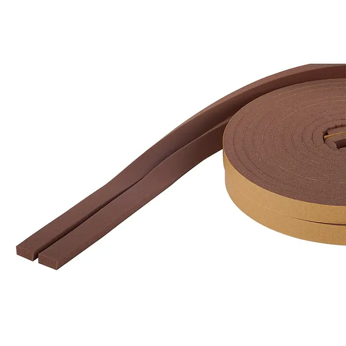 KÄLTESTOPP Dauerdichtung - Braun, 12 m x 9 mm x 4 mm, Spaltenbreiten 1,5 - 3,5 mm - Braune, selbstklebende Schaumstoffbänder, teilweise aufgerollt, zum Abdichten und Isolieren.