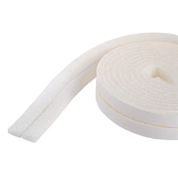KÄLTESTOPP Schaumstoffdichtung - Weiß, 6 m x 15 mm x 6 mm, Spaltenbreiten 1 - 5 mm - Aufgerolltes weißes Schaumstoff-Dichtungsband, gespalten für zwei Streifen, ideal zum Abdichten von Spalten.