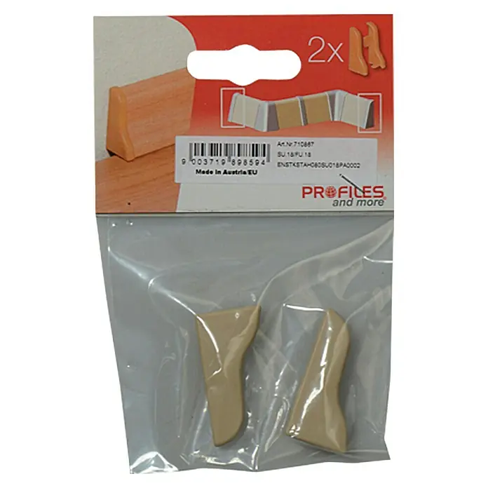 Profiles and more Endkappe SU18/FU18 - Ahorn, 2 Stk. - Das Bild zeigt eine Verpackung mit zwei Eckprofilen in Beige, die zur Montage an Bodenleisten gedacht sind. Die Profile sind aus Kunststoff und werden als Set verkauft.