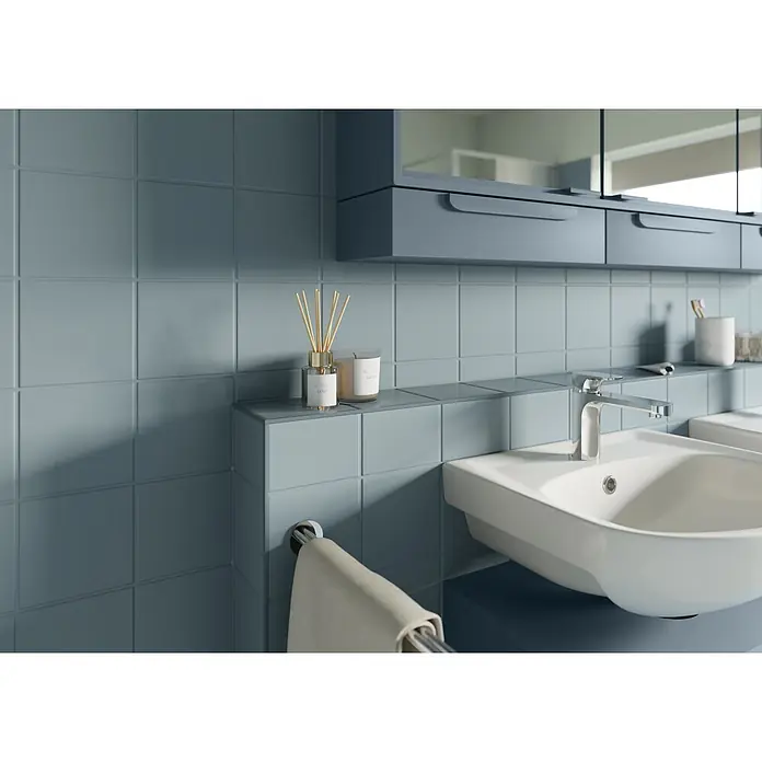 Alpina Buntlack Fliesenlack für Bad & Küche - Blau, Seidenglänzend, 0,75 l, Wasserbasiert - Modernes Badezimmer mit blau-grauen Fliesen, weißem Keramikwaschbecken, Chromarmatur und Wandschrank.