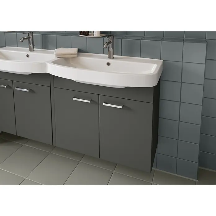 Alpina Buntlack Möbellack für Bad & Küche - Schwarz, Seidenmatt, 0,75 l, Lösemittelbasiert - Grauer Badezimmerschrank mit zwei weißen Waschbecken und Chromarmaturen.