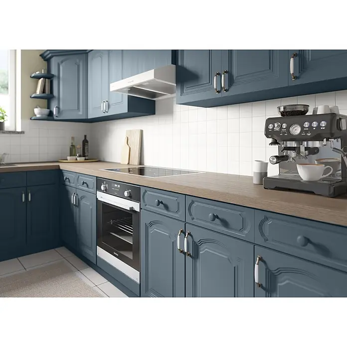 Alpina Buntlack Möbellack für Bad & Küche - Blau, Seidenmatt, 750 l, Lösemittelbasiert - Moderne Küche mit blauen Shaker-Schränken und hellen Holz-Arbeitsplatten.