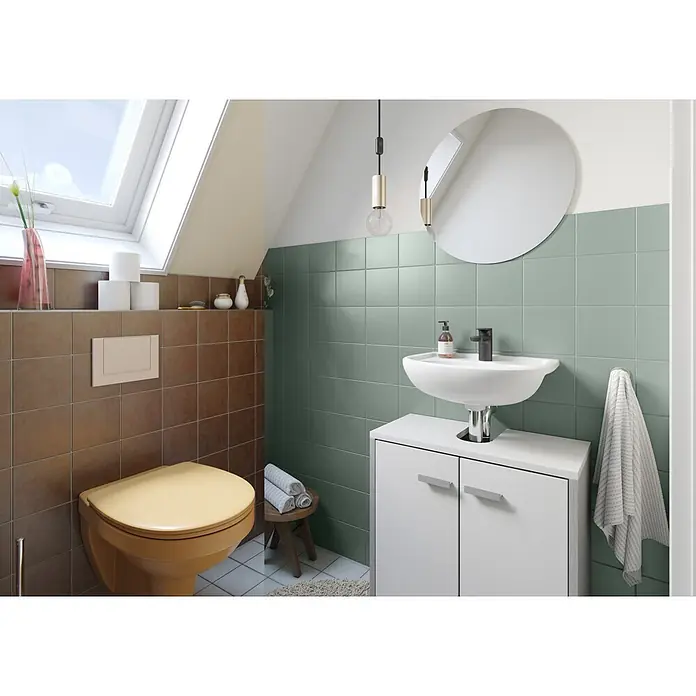 Alpina Buntlack Fliesenlack für Bad & Küche - Grün, Seidenglänzend, 0,75 l, Wasserbasiert - Modernes Badezimmer mit gelber Toilette, weißem Waschbecken und gefliesten Wänden. Ein Dachfenster erhellt den Raum.