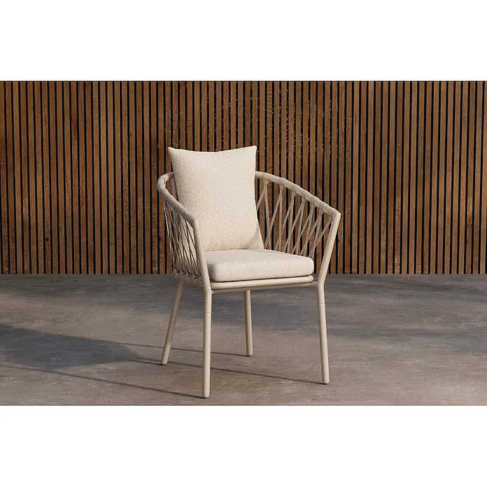 Ebuy24 Gartenstuhl Linos 2er-Set - 2 Stk., Stahl, Weiß, B x T x H: 58 x 60 x 75 cm - Heller beiger Outdoor-Stuhl mit geflochtenen Details und cremefarbenen Kissen auf einer Terrasse.