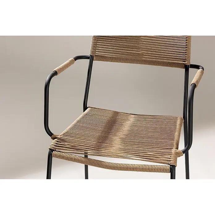 Ebuy24 Gartenstuhl Lindos - Polyesterseil, Braun, B x T x H: 55 x 66 x 85 cm - Stuhl mit schwarzem Metallrahmen und geflochtener beiger Seilbespannung für Sitz, Rücken und Armlehnen.