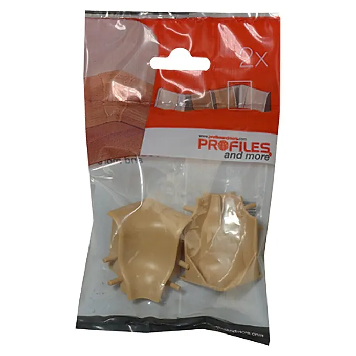 Profiles and more Innenecke SU18/FU18 - Eiche Hell, 2 Stk. - Abbildung einer 2er-Packung Eckverbinder für Fußleisten von Profiles and more in einer transparenten Plastikverpackung.