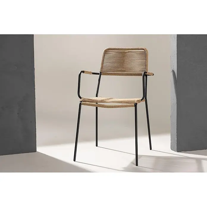 Ebuy24 Gartenstuhl Lindos - Polyesterseil, Braun, B x T x H: 55 x 66 x 85 cm - Stuhl mit schwarzem Metallgestell und Sitz, Rückenlehne sowie Armlehnen aus beigem Kordgeflecht.