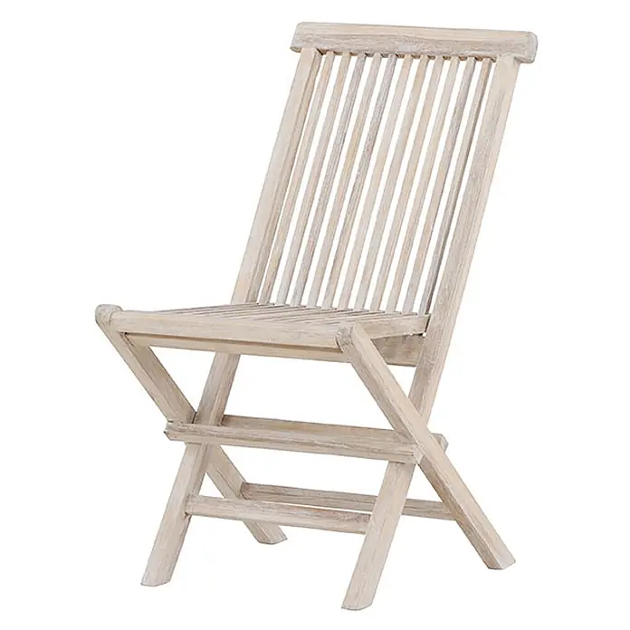 Ebuy24 Gartenstuhl Kenya 2er-Set - Teak, Whitewash, B x T x H: 47 x 62 x 89 cm - Ein heller, verwitterter Holzklappstuhl mit Lattenrückenlehne und Sitzfläche, schräg gestellt.