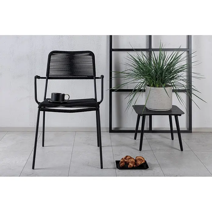 Ebuy24 Gartenstuhl Lindos 2er-Set - 100 % Polyester (Seil), Stahl, Schwarz, B x T x H: 55 x 66 x 85 cm - Schwarzer Outdoor-Sessel mit geflochtener Sitzfläche u. Metallgestell, Tasse darauf. Schwarzer Beistelltisch mit Pflanze u. Croissants auf Tablett.