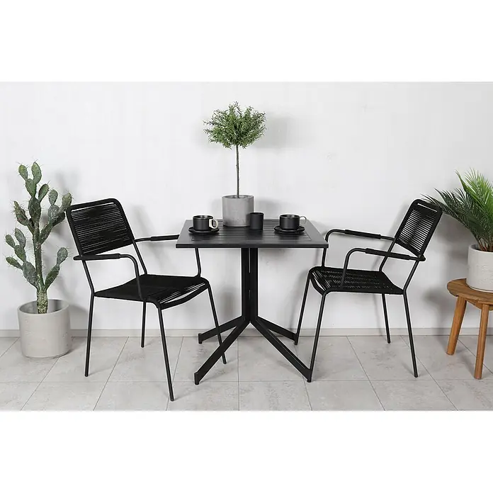 Ebuy24 Gartenstuhl Lindos 2er-Set - 100 % Polyester (Seil), Stahl, Schwarz, B x T x H: 55 x 66 x 85 cm - Schwarzes Metall-Bistro-Set mit quadratischem Tisch und zwei Seilstühlen, mit Pflanzen für den Außenbereich dekoriert.