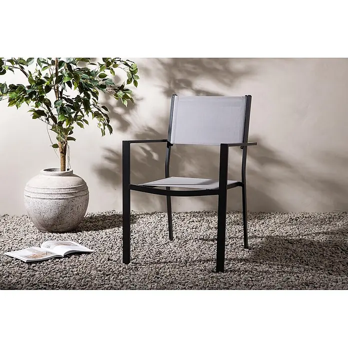 Ebuy24 Gartenstuhl Copacabana 2er-Set - Aluminum, Textil, Grau, B x T x H: 57 x 61 x 88 cm - Outdoor-Sessel mit schwarzem Metallgestell und hellgrauem Stoffsitz und Rückenlehne auf Kies.
