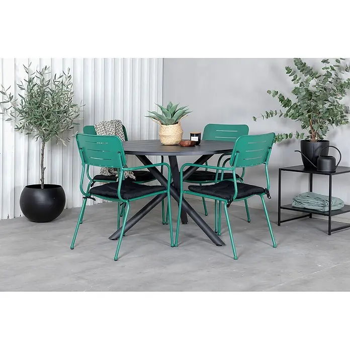 Ebuy24 Gartenstuhl Nicke 2er-Set - 100 % Polyester, Stahl, Grün, B x T x H: 56 x 62 x 89 cm - Schwarzer runder Outdoor-Esstisch mit sternförmigem Gestell, umgeben von vier grünen Metallstühlen mit schwarzen Kissen.