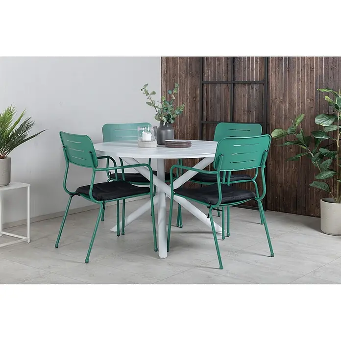 Ebuy24 Gartenstuhl Nicke 2er-Set - 100 % Polyester, Stahl, Grün, B x T x H: 56 x 62 x 89 cm - Runder weißer Esstisch mit grünen Metallstühlen und schwarzen Kissen in einer Esszimmerumgebung.