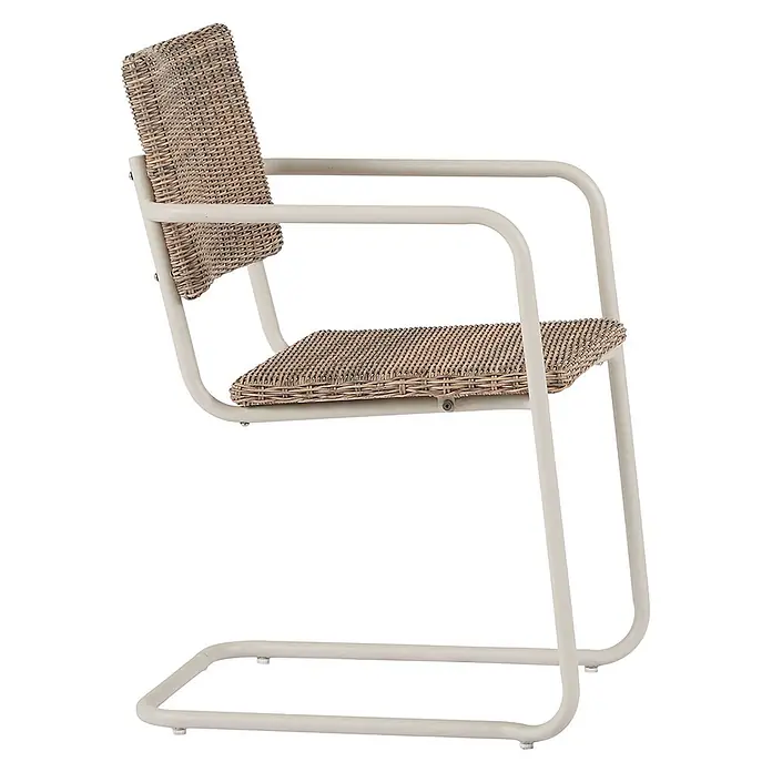 Ebuy24 Gartenstuhl Camille - Metall Rattan, Natur, B x T x H: 14 x 41 x 47 cm - Seitenansicht eines hellbeigen Armlehnstuhls aus Rohrgeflecht mit gewebter Rattan-Sitzfläche und Rückenlehne.