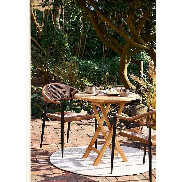 Ebuy24 Gartenstuhl Canari 2er-Set - PE Rattan, Aluminium, Natur, B x T x H: 57 x 60 x 78 cm - Outdoor-Bistro-Set mit rundem Holztisch und zwei Stühlen mit geflochtenen braunen Sitzen und schwarzen Beinen, auf einer Terrasse.