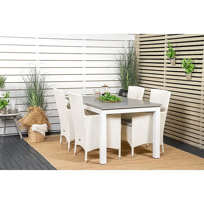 Ebuy24 Gartenstuhl Malin 2er-Set - Aluminium, Rattan, Polyester, Weiß, B x T x H: 58 x 65 x 92 cm - Outdoor-Essgruppe mit grauem quadratischem Tisch und weißen Korbstühlen auf einem Teppich.