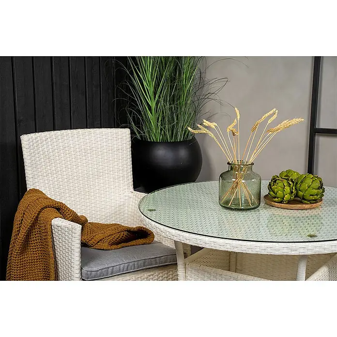 Ebuy24 Gartenstuhl Malin 2er-Set - Aluminium, Rattan, Polyester, Weiß, B x T x H: 58 x 65 x 92 cm - Weißer Rattan-Stuhl mit grauem Kissen und Tisch mit Glasplatte für den Außenbereich.