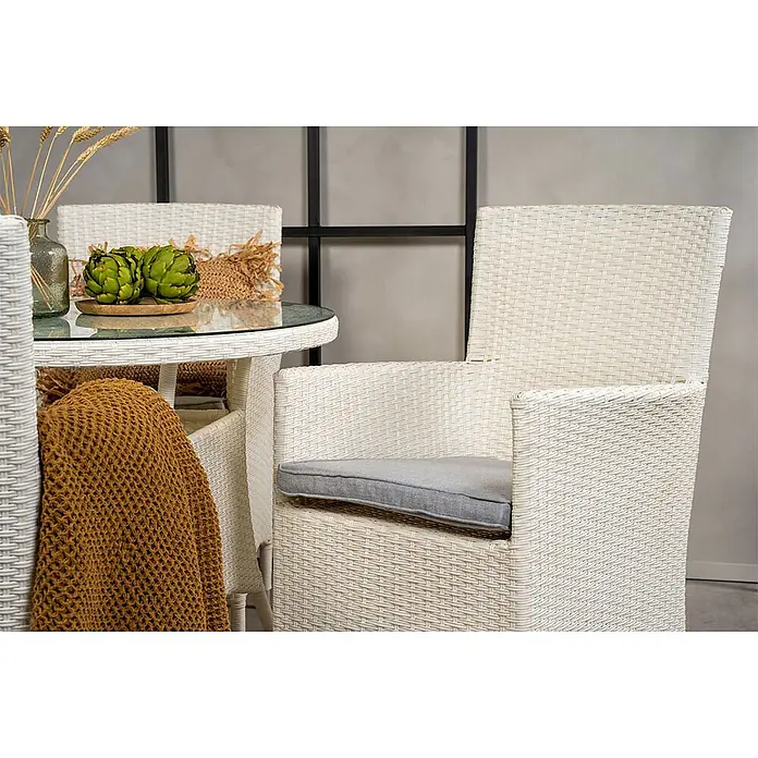 Ebuy24 Gartenstuhl Malin 2er-Set - Aluminium, Rattan, Polyester, Weiß, B x T x H: 58 x 65 x 92 cm - Weißes Polyrattan-Essgruppe mit grauen Kissen und Glastisch, dekoriert.
