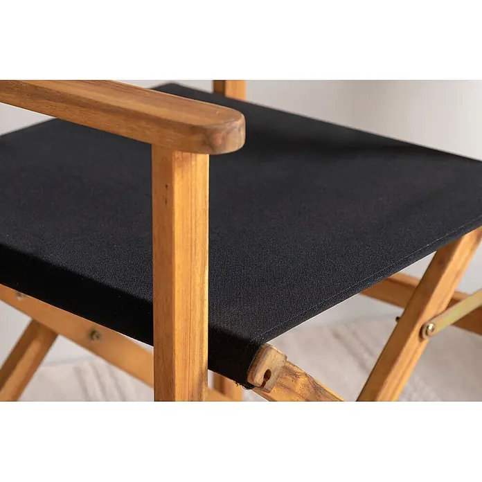 Ebuy24 Gartenstuhl Marion 2er-Set - 2 Stk., Polyester, Holz, B x T x H: 53 x 55 x 90 cm - Nahaufnahme eines Regiestuhls mit schwarzem Stoffbezug und naturfarbenem Holzrahmen.