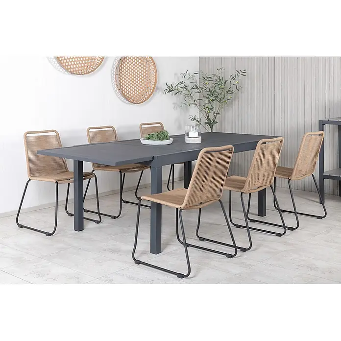 Ebuy24 Gartenstuhl Lindos 2er-Set - 2 Stk., 100 % Polyester (Seil), Stahl, Holz, B x T x H: 57 x 59 x 86 cm - Eine Outdoor-Essgruppe mit einem grauen rechteckigen Tisch und sechs Stühlen mit beigen geflochtenen Seilsitzen und schwarzen Metallgestellen.