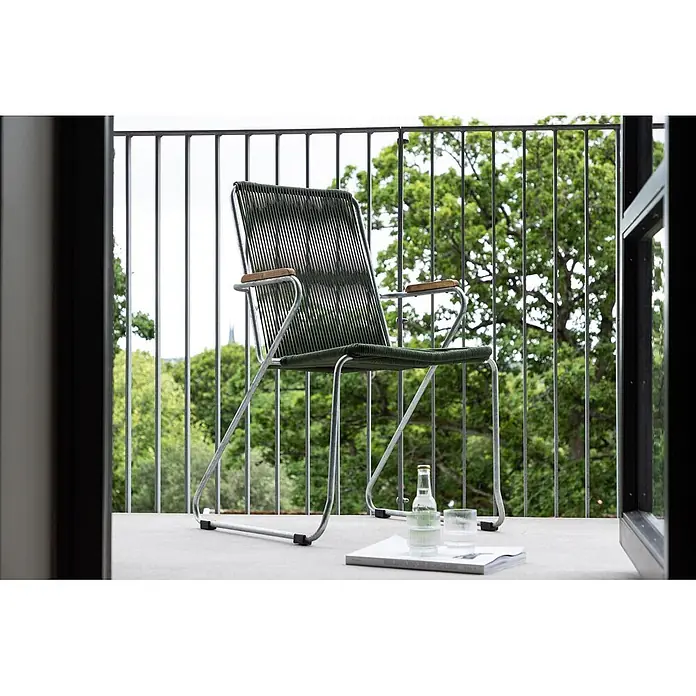 Ebuy24 Gartenstuhl Bois 2er-Set - Polypropylen, Stahl, Grün, B x T x H: 60 x 63 x 93 cm - Grüner geflochtener Outdoor-Stuhl mit silbernem Gestell und Holzarmlehnen auf einem Balkon.