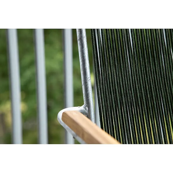 Ebuy24 Gartenstuhl Bois 2er-Set - Polypropylen, Stahl, Grün, B x T x H: 60 x 63 x 93 cm - Nahaufnahme eines Stuhlarmlehne aus hellem Holz auf verzinktem Metallrahmen, mit dunkelgrünen geflochtenen Schnüren als Rückenlehne.