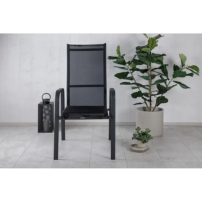 Ebuy24 Gartenstuhl Copacabana 2er-Set - 30 % Polyester, 70 % PVC, Aluminium, Textil, Schwarz, B x T x H: 57 x 65 x 110 cm - Schwarzmetallener Outdoor-Sessel mit Netzgewebe-Sitz und -Rückenlehne, in einer Terrassenumgebung mit Pflanzen.