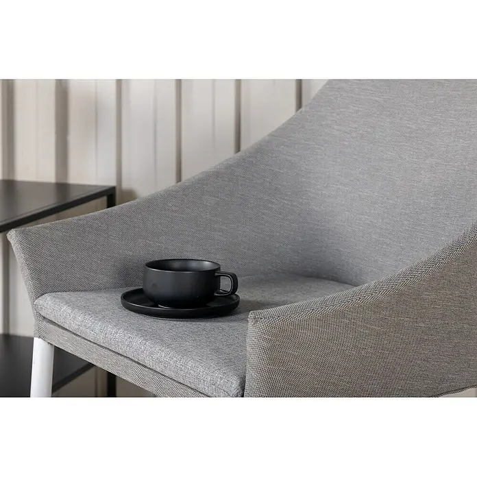 Ebuy24 Gartenstuhl Spoga 2er-Set - Mischtextilien (Textilien und Polyester), Weiß, B x T x H: 60 x 62 x 81 cm - Eine schwarze Kaffeetasse mit Untertasse auf einem grauen Polsterstuhl.