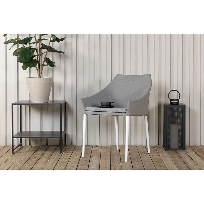 Ebuy24 Gartenstuhl Spoga 2er-Set - Mischtextilien (Textilien und Polyester), Weiß, B x T x H: 60 x 62 x 81 cm - Grauer Polsterstuhl mit Tasse, schwarzer Beistelltisch mit Pflanze und schwarze Laterne auf einer Holzterrasse.