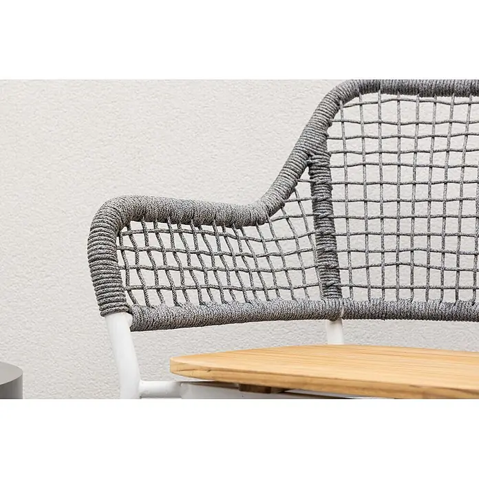 Ebuy24 Gartensessel Amora - 1 Stk., Teak, Grau, B x T x H: 59 x 55 x 88 cm - Moderner Stuhl mit Arm- und Rückenlehne aus grauem Seilgeflecht, weißem Gestell und Holzsitz.
