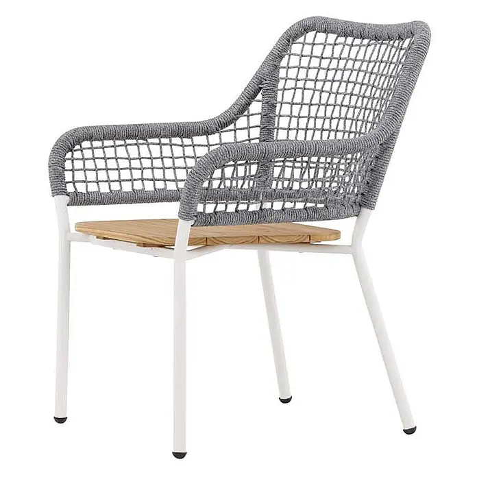 Ebuy24 Gartensessel Amora - 1 Stk., Teak, Grau, B x T x H: 59 x 55 x 88 cm - Moderner Stuhl mit grauem Geflecht an Rückenlehne und Armlehnen, Sitz aus Naturholzlatten und weißem Metallrahmen.