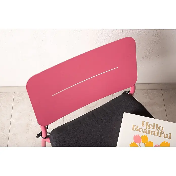 Ebuy24 Gartensessel Lina 2er-Set - 100 % Polyester, Stahl, Altrosa, B x T x H: 55 x 59 x 74 cm - Rosa Stuhl mit schwarzem Kissen, von oben gesehen, mit einem Buch darauf.