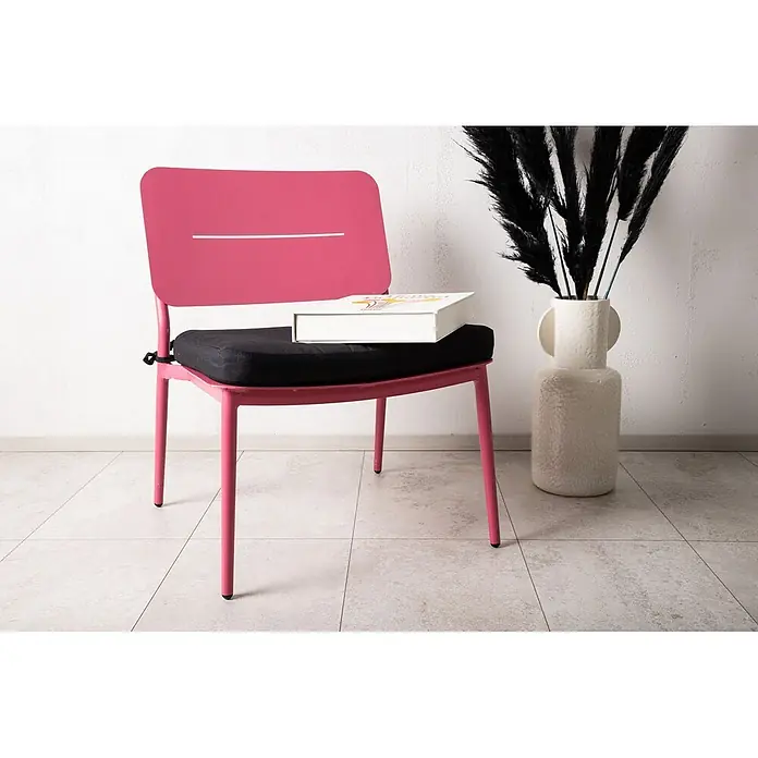 Ebuy24 Gartensessel Lina 2er-Set - 100 % Polyester, Stahl, Altrosa, B x T x H: 55 x 59 x 74 cm - Lebhafter pinker Metallstuhl mit schwarzem Kissen und Buch. Steht neben hoher cremefarbener Vase mit schwarzem Dekogras.